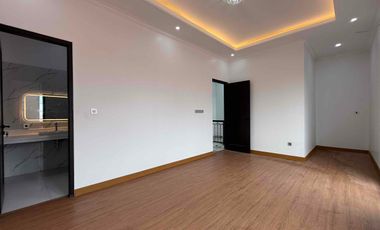 Rumah 4 Lantai Modern Classic , Private lift dan Private pool di Lokasi Premium Pejaten Jakarta Selatan.