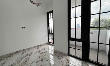 Rumah 4 Lantai Modern Classic , Private lift dan Private pool di Lokasi Premium Pejaten Jakarta Selatan.