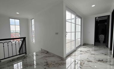 Rumah 4 Lantai Modern Classic , Private lift dan Private pool di Lokasi Premium Pejaten Jakarta Selatan.