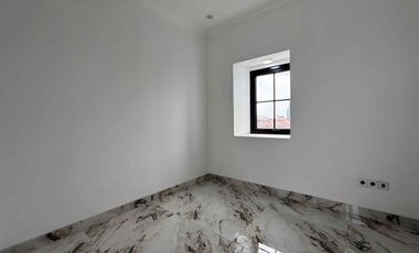 Rumah 4 Lantai Modern Classic , Private lift dan Private pool di Lokasi Premium Pejaten Jakarta Selatan.