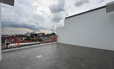 Rumah 4 Lantai Modern Classic , Private lift dan Private pool di Lokasi Premium Pejaten Jakarta Selatan.