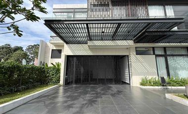 Siaphuni 3 lantai di Cimanggis Depok, Depan tol cimanggis,  Private lift dan Private Pool