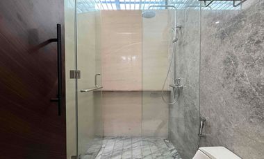 Siaphuni 3 lantai di Cimanggis Depok, Depan tol cimanggis,  Private lift dan Private Pool