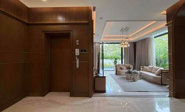 Siaphuni 3 lantai di Cimanggis Depok, Depan tol cimanggis,  Private lift dan Private Pool