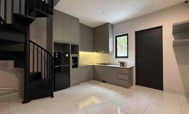 Siaphuni 3 lantai di Cimanggis Depok, Depan tol cimanggis,  Private lift dan Private Pool