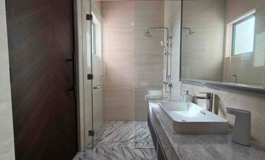 Siaphuni 3 lantai di Cimanggis Depok, Depan tol cimanggis,  Private lift dan Private Pool