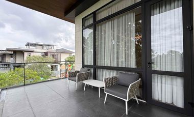 Siaphuni 3 lantai di Cimanggis Depok, Depan tol cimanggis,  Private lift dan Private Pool