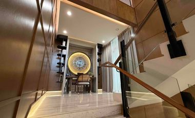 Siaphuni 3 lantai di Cimanggis Depok, Depan tol cimanggis,  Private lift dan Private Pool