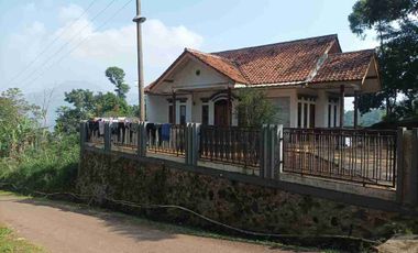 MURAH vila rumah sejuk asri  luas728/75 harga 475jt di pinggir jalan di Parakan muncang