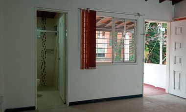 Casa comercial en arriendo en Laureles, Los Colores
