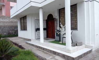 VENTA DE CASA INDEPENDIENTE EN LA MITAD DEL MUNDO