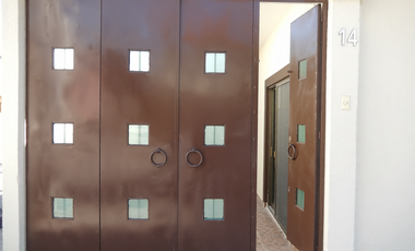 CASA REMODELADA EN 2 NIVELES EN ESQUINA