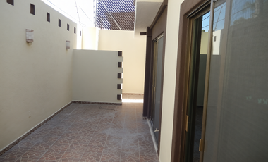 CASA REMODELADA EN 2 NIVELES EN ESQUINA