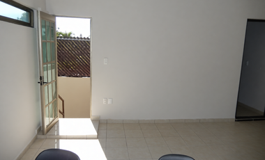 CASA REMODELADA EN 2 NIVELES EN ESQUINA