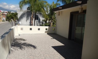 CASA REMODELADA EN 2 NIVELES EN ESQUINA