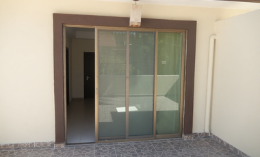 CASA REMODELADA EN 2 NIVELES EN ESQUINA