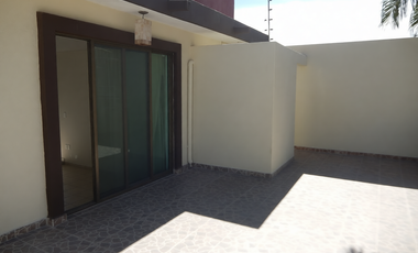 CASA REMODELADA EN 2 NIVELES EN ESQUINA