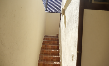 CASA REMODELADA EN 2 NIVELES EN ESQUINA