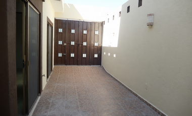 CASA REMODELADA EN 2 NIVELES EN ESQUINA