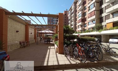 Dpto. 2 Dorm / 2 Baños / 1 Est.- Calle García Reyes, Comuna de Santiago.-