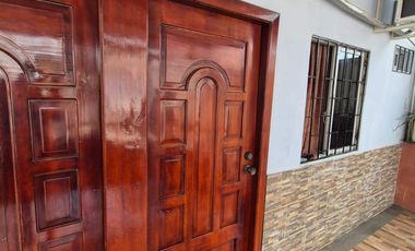 Habitación Amoblada en Alquiler en Urdesa Norte, Incluye todos los Servicios.