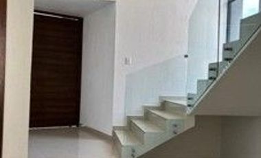 CASA EN RENTA EN PARQUE LISBOA- LOMAS DE ANGELÓPOLIS