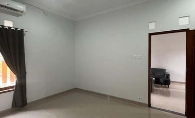 Disewakan Rumah 2 lantai Semi Furnished Tanah Luas Tamanmartani dekat Prambanan