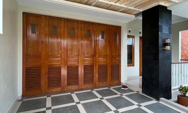 Disewakan Rumah 2 lantai Semi Furnished Tanah Luas Tamanmartani dekat Prambanan