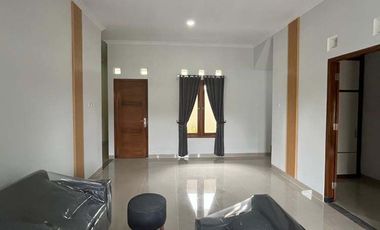 Disewakan Rumah 2 lantai Semi Furnished Tanah Luas Tamanmartani dekat Prambanan