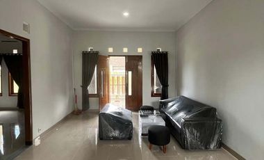 Disewakan Rumah 2 lantai Semi Furnished Tanah Luas Tamanmartani dekat Prambanan