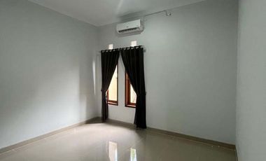 Disewakan Rumah 2 lantai Semi Furnished Tanah Luas Tamanmartani dekat Prambanan
