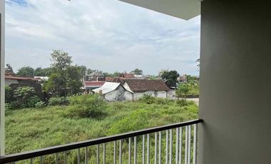 Disewakan Rumah 2 lantai Semi Furnished Tanah Luas Tamanmartani dekat Prambanan