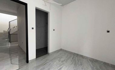 Rumah Classic Siap Huni Cinere Depok
3 Lantai + Rooftop  Termurah Start 2 Miliar