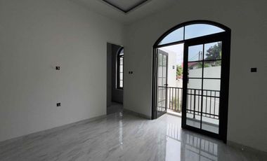 Rumah Classic Siap Huni Cinere Depok
3 Lantai + Rooftop  Termurah Start 2 Miliar