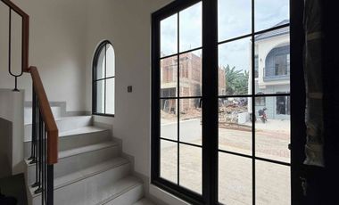 Rumah Mewah Classic Modern 2 Lantai  Siap Huni Selangkah ke Tol Brigif Cinere Depok