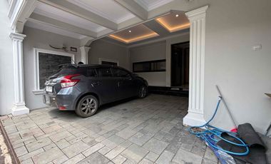 SIAPHUNI CLASSIC HOUSE, 3 LANTAI DENGAN 2 PILAR DI CILANDAK JAKARTA SELATAN