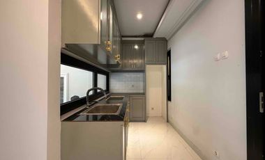 SIAPHUNI CLASSIC HOUSE, 3 LANTAI DENGAN 2 PILAR DI CILANDAK JAKARTA SELATAN