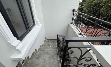 SIAPHUNI CLASSIC HOUSE, 3 LANTAI DENGAN 2 PILAR DI CILANDAK JAKARTA SELATAN