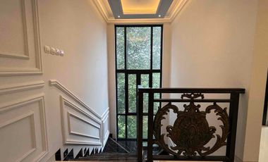 SIAPHUNI CLASSIC HOUSE, 3 LANTAI DENGAN 2 PILAR DI CILANDAK JAKARTA SELATAN