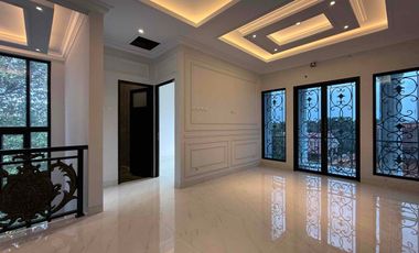 SIAPHUNI CLASSIC HOUSE, 3 LANTAI DENGAN 2 PILAR DI CILANDAK JAKARTA SELATAN