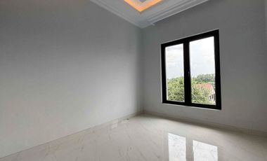 SIAPHUNI CLASSIC HOUSE, 3 LANTAI DENGAN 2 PILAR DI CILANDAK JAKARTA SELATAN