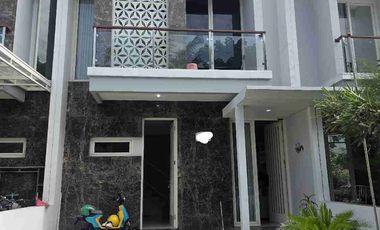 DIJUAL RUMAH OPER LENGKAP FURNISH DAN PRIVATE POOL DEKAT EXIT TOL SIDOARJO