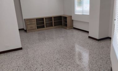 SE ARRIENDA OFICINA CUARTO PISO EDIFICIO CENTRO EMPRESARIAL SURAMERICANA