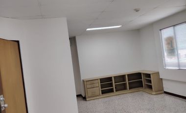 SE ARRIENDA OFICINA CUARTO PISO EDIFICIO CENTRO EMPRESARIAL SURAMERICANA