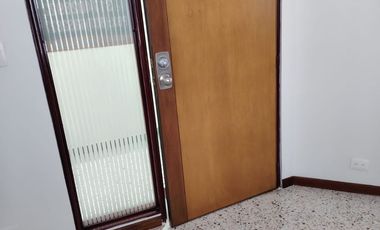 SE ARRIENDA OFICINA CUARTO PISO EDIFICIO CENTRO EMPRESARIAL SURAMERICANA