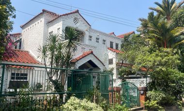 Dijual Rumah lokasi di Jl Emesde C. Kemang, Jakarta Selatan