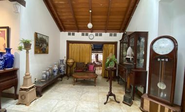 Dijual Rumah lokasi di Jl Emesde C. Kemang, Jakarta Selatan