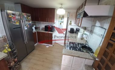 Espectacular Casa de Dos Pisos con 4 Dormitorios, 3 Baños, Villa Los Cantaros, Comuna de Quilicura.