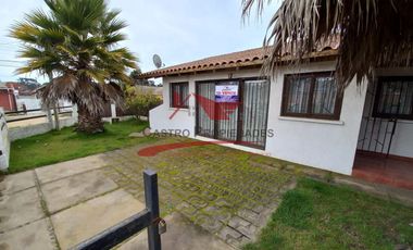 Hermosa Casa de Esquina con 3 Dormitorios, 1 Baño, Comuna de Algarrobo, V Region