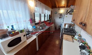Hermosa Casa de Esquina con 3 Dormitorios, 1 Baño, Comuna de Algarrobo, V Region